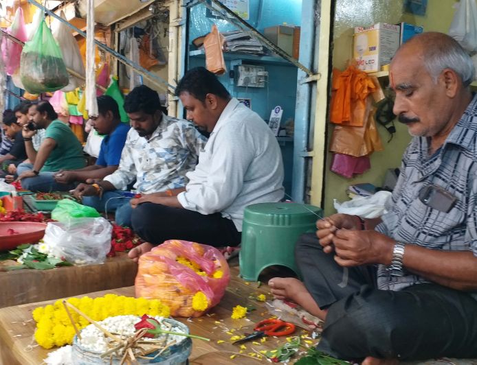 रायपुर में गणेश उत्सव पर आसमान छूते फूलों के दाम