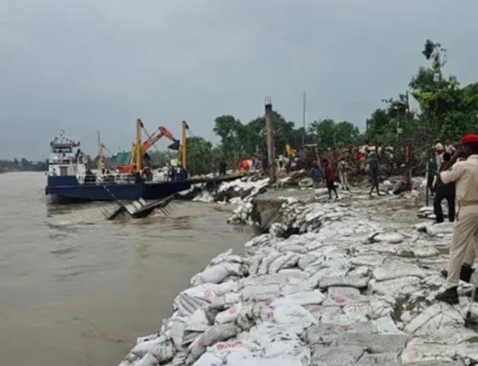 भागलपुर के राघोपुर में 32 साल से गंगा का कहर, करोड़ों खर्च के बाद भी कटाव जारी