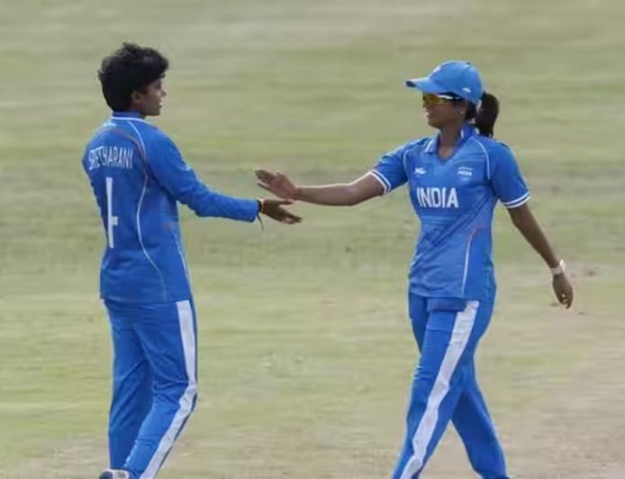 एशियन गेम्स में श्री चरणी का धमाल, 4 विकेट लेकर रचा इतिहास; बुमराह से भी बेहतर दिखा रिकॉर्ड