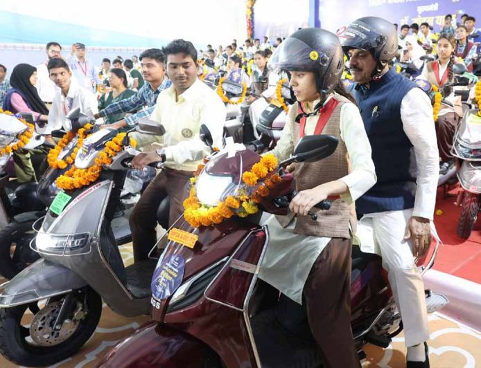 CM मोहन यादव को पीछे बैठाकर छात्रा ने दौड़ाई स्कूटी, साथ-साथ दौड़े सुरक्षाकर्मी