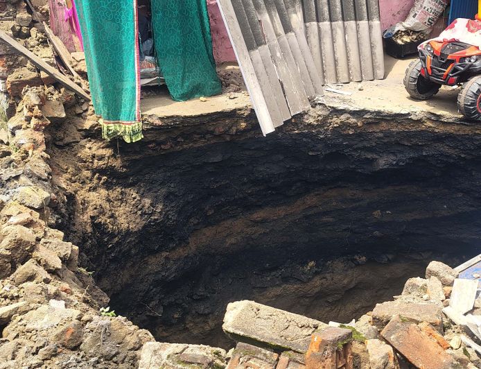 धनबाद में भू-धंसान से भरभराकर गिरा घर, 15 फीट चौड़ा-20 फीट गहरा गड्ढा बना