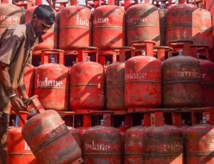 LPG Cylinder पर बड़ा अपडेट, 1 अक्टूबर से Aadhaar Biometric Authentication होगा अनिवार्य