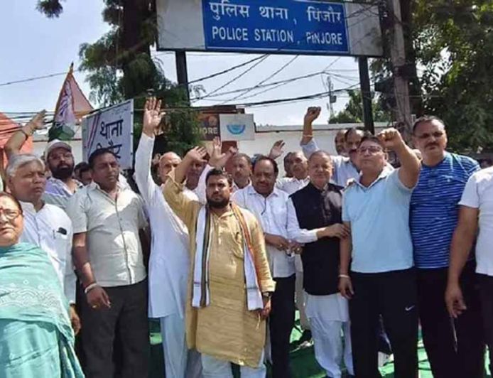 तिजारा सभापति चुनाव से पहले घमासान, कांग्रेस पार्षद को रोकने पर भड़के नेता