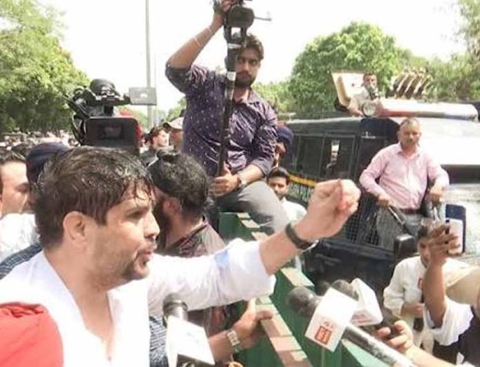 पंजाब कांग्रेस प्रदर्शन पर वॉटर कैनन, राजा वड़िंग हिरासत में