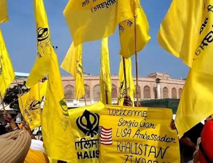अमेरिकी राजदूत के दरबार साहिब पहुंचते ही लहराए खालिस्तानी झंडे
