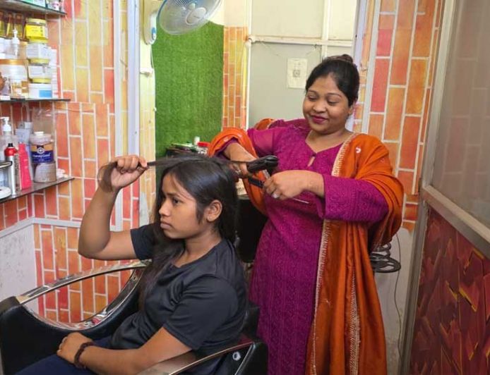 हुनर ने दी आत्मनिर्भरता की राह, ब्यूटी पार्लर से किरण को हर माह 12 से 20 हजार रुपये तक की आय