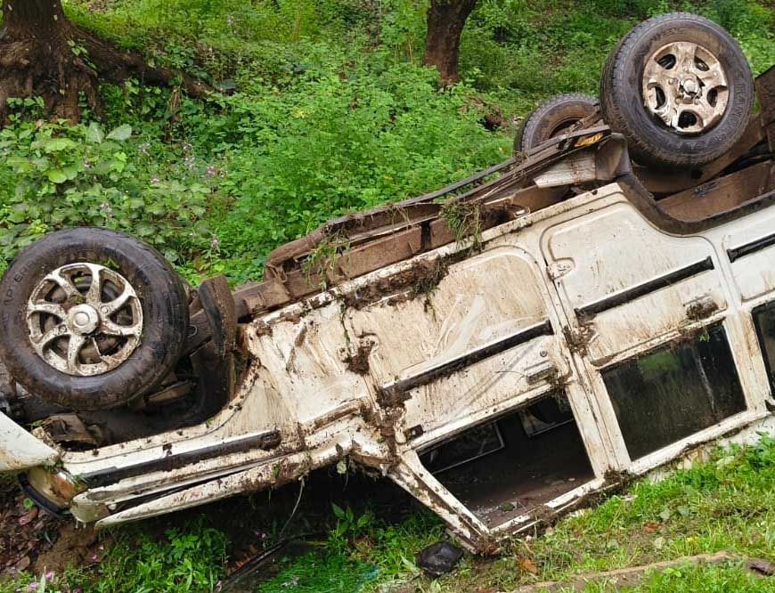 हर्रवाह-बिलासपुर मार्ग पर सरइया नाला के पास बोलेरो अनियंत्रित होकर पलटी