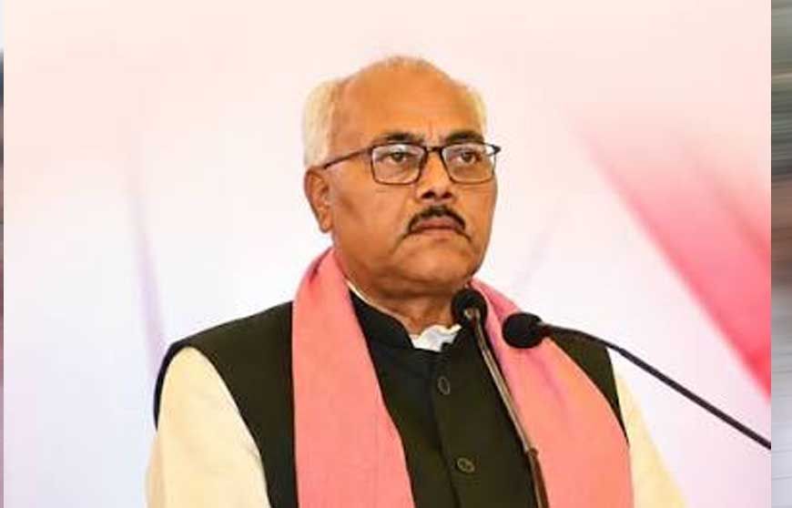 SP MLC के विवादित बयान से गरमाई UP की सियासत, बोले- अखिलेश कुत्ते के गले में घंटी बांध दें तो...