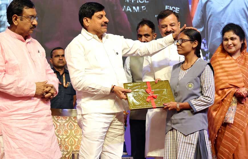 1.21 लाख विद्यार्थियों के खातों में राशि ट्रांसफर, CM ने कहा- सफलता को सिर पर न चढ़ने दें