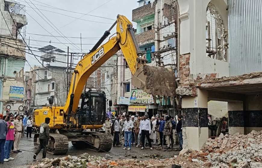 उज्जैन में सड़क चौड़ीकरण का बड़ा एक्शन, केडी गेट की मदीना मस्जिद का प्रभावित हिस्सा तोड़ा गया