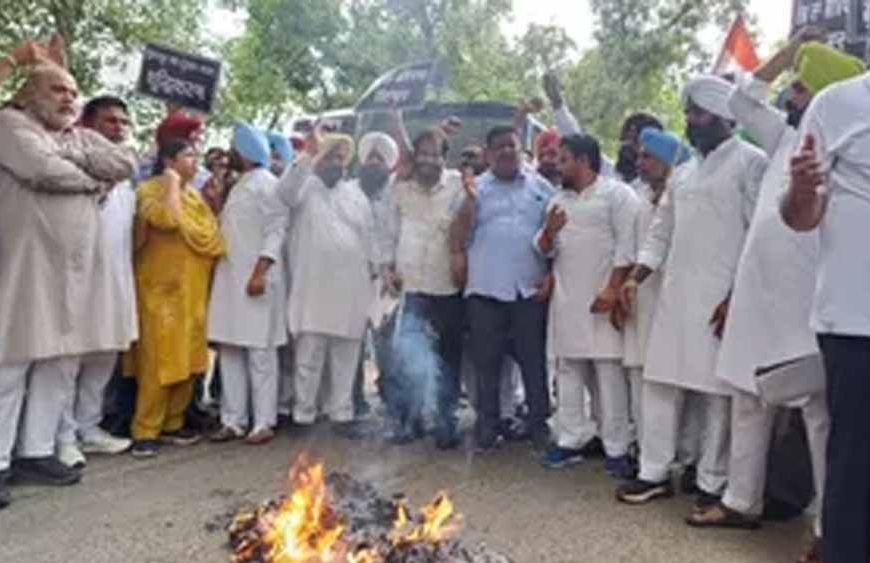 राहुल गांधी और राजा वड़िंग के समर्थन में पंजाब कांग्रेस का जोरदार प्रदर्शन, कई समर्थक हिरासत में