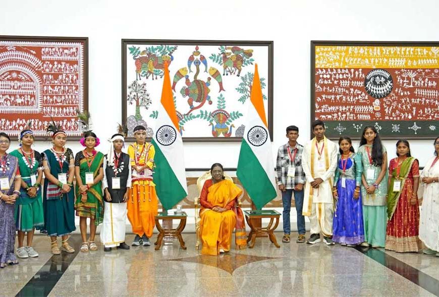 राष्ट्रपति से भेंट कर लौटे प्रतिभावान विद्यार्थियों ने मुख्यमंत्री श्री विष्णु देव साय से की सौजन्य मुलाकात