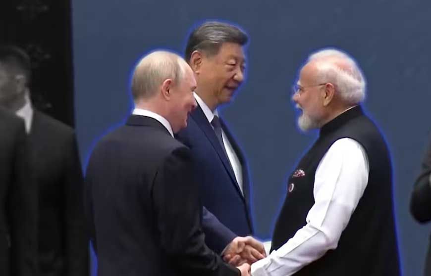 जिनपिंग-पुतिन से PM मोदी ने मिलाया हाथ, बगल से चुपचाप गुजर गए शहबाज शरीफ