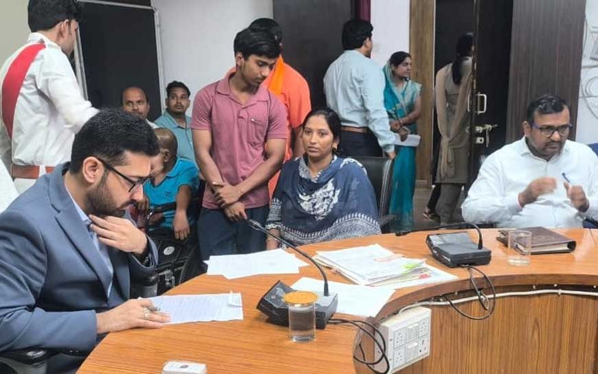 कलेक्टर  लंगेह ने जनदर्शन में सुनी आमजनों की समस्याएं, निराकरण के दिए निर्देश