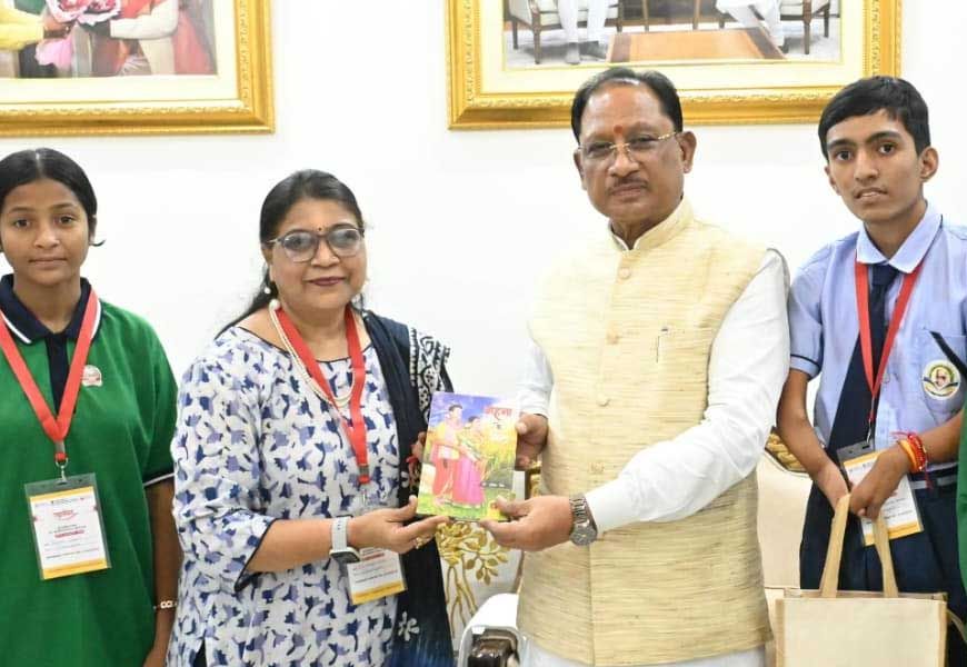रायपुर : राष्ट्रपति से भेंट कर लौटे प्रतिभावान विद्यार्थियों ने मुख्यमंत्री विष्णु देव साय से की सौजन्य मुलाकात