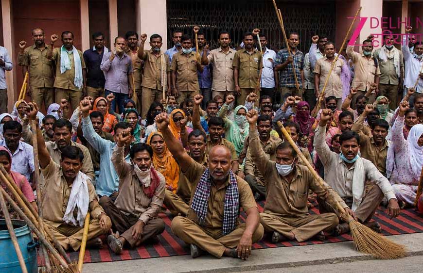 हरियाणा में सफाईकर्मियों का उग्र प्रदर्शन, ठेकेदार से हाथापाई; सरकारी जीप के शीशे तोड़े