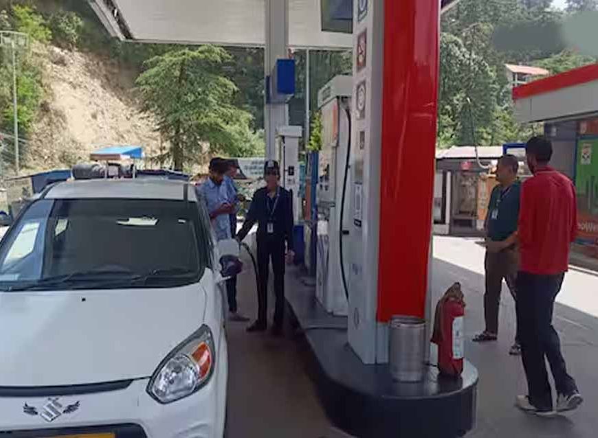 42 लीटर के टैंक में भर दिया 48 लीटर पेट्रोल, पेट्रोल पंप पर मचा बवाल