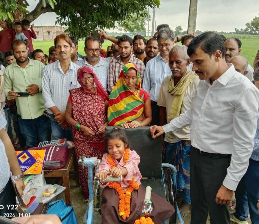 योगी सरकार की संवेदनशील पहल, डीएम खुद ट्राइसिकिल लेकर पहुंचे रागिनी के दरवाजे