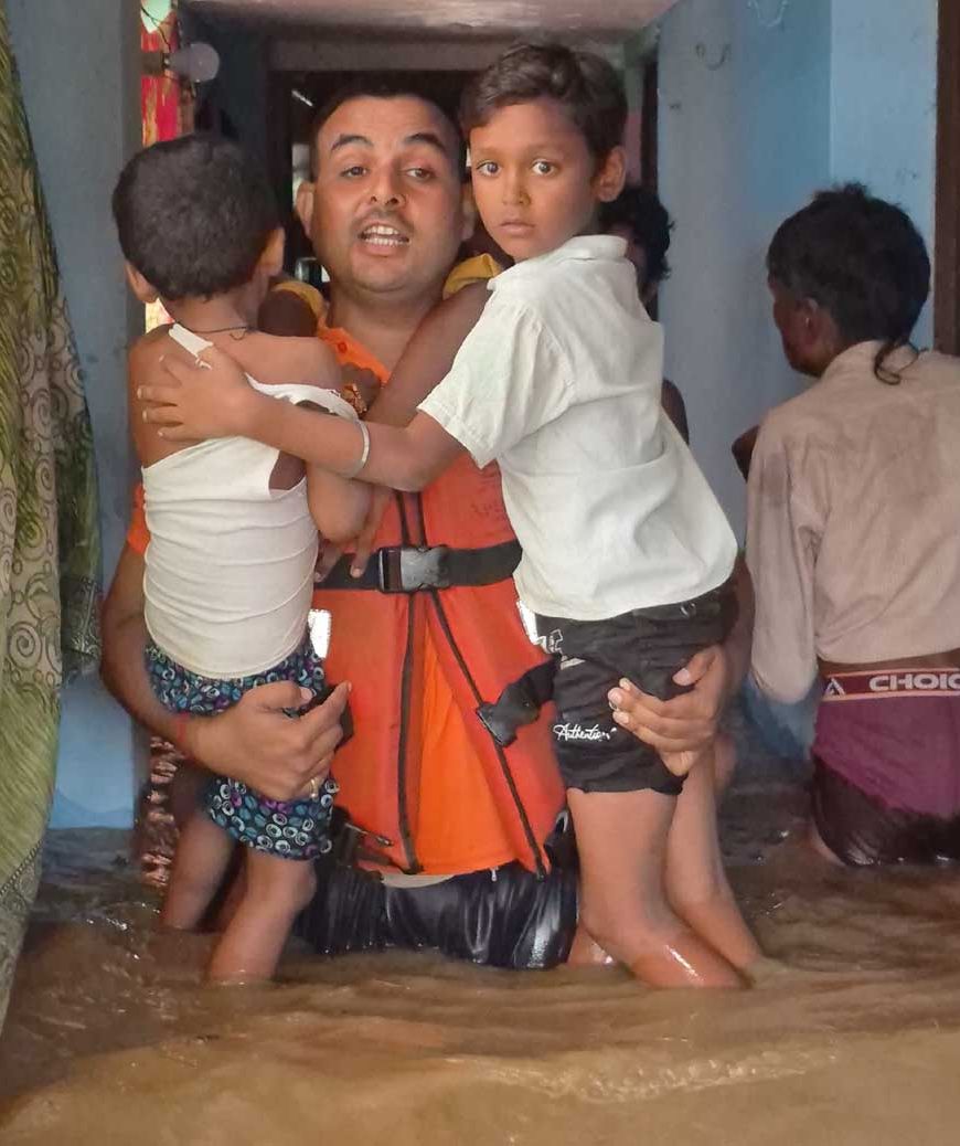 चित्रकूट में मंदाकिनी की बाढ़ में फंसे 150 लोगों को सुरक्षित निकाला, योगी सरकार का राहत तंत्र सतर्क