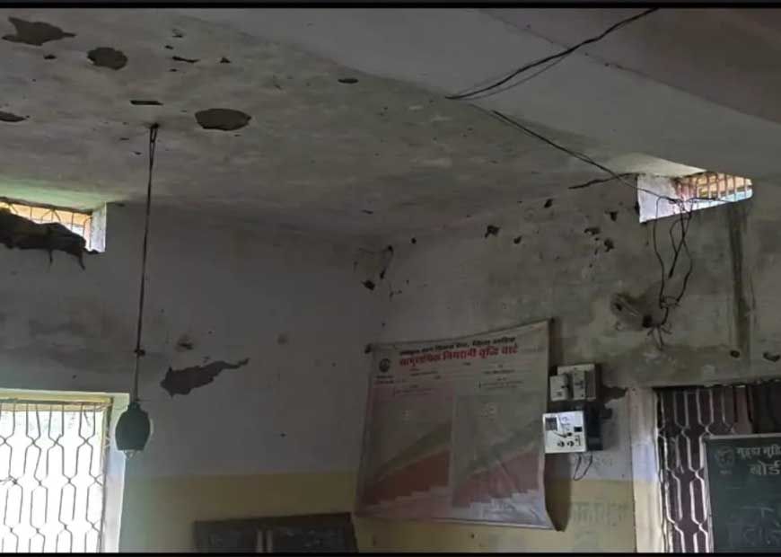 जर्जर भवन में संचालित आंगनवाड़ी, बांस और टूटे एल्बेस्टर से बनी अस्थाई रसोई
