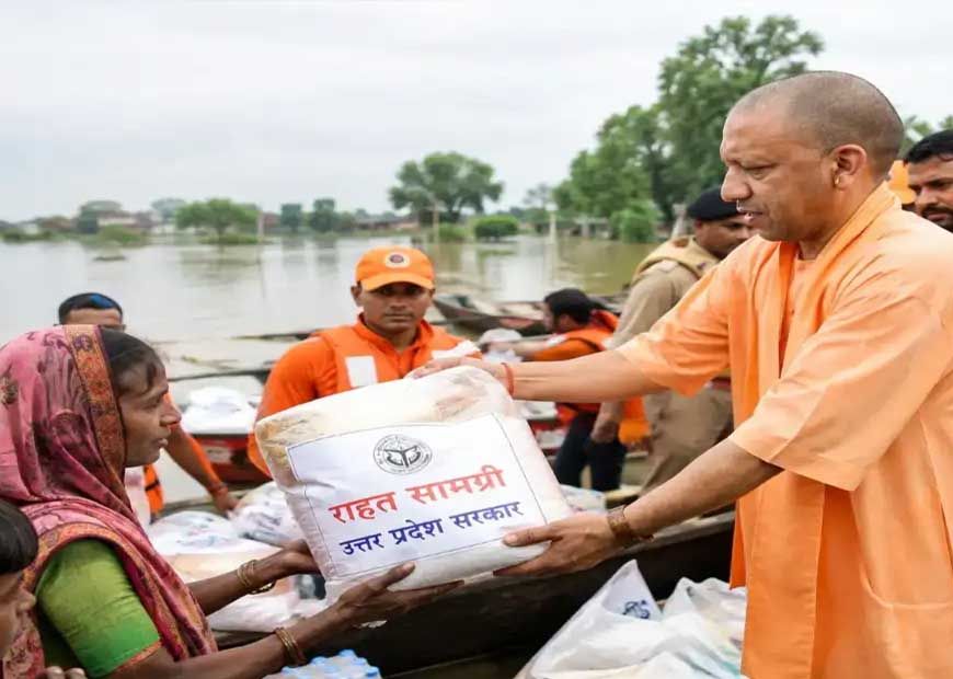 बाढ़ प्रभावितों के साथ खड़ी योगी सरकार, राहत अभियानों के तहत 3.36 लाख लंच पैकेट वितरित