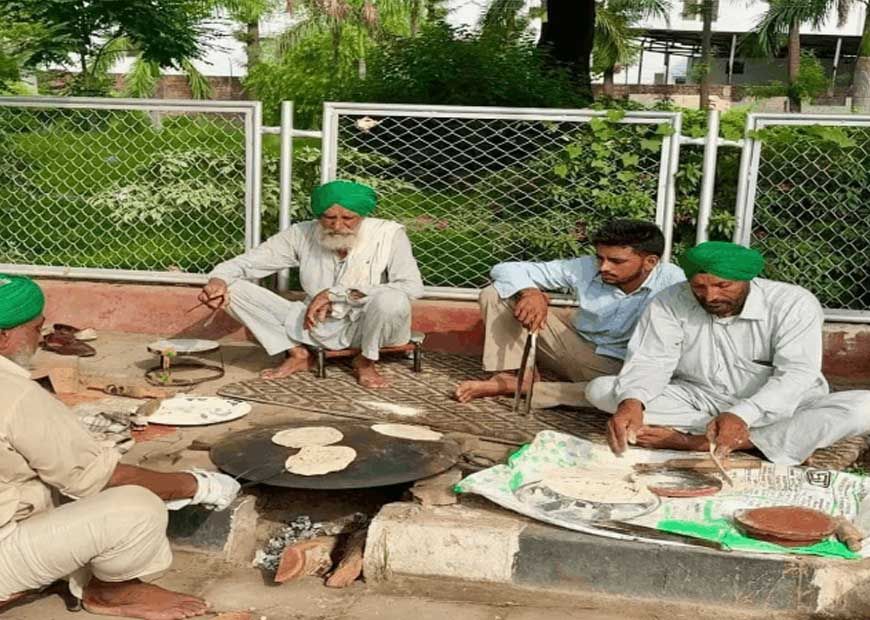 चंडीगढ़-मोहाली बॉर्डर पर किसानों के मोर्चे में पहुंचे गायक रेशम अनमोल, लंगर सेवा में लिया हिस्सा