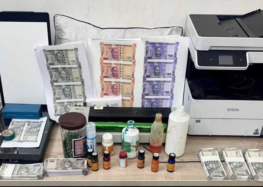 प्रिंटर, गांधी जी की फोटो और वॉटरमार्क पेपर से छापते थे नकली नोट, Zomato डिलीवरी बॉय समेत 3 गिरफ्तार