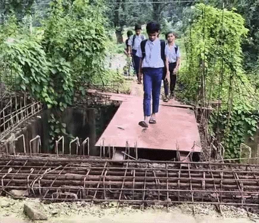 6 साल से अधूरा पड़ा पुल, जान जोखिम में डालकर स्कूल जा रहे बच्चे
