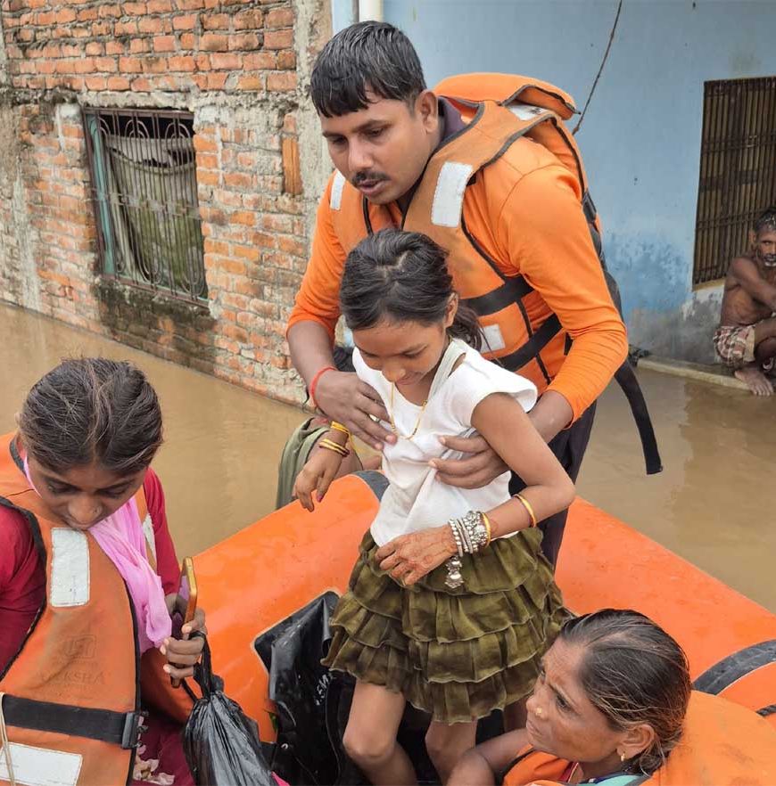 बाढ़ प्रभावितों तक भोजन, दवा और राहत सामग्री पहुंचाना सरकार की प्रतिबद्धताः सीएम योगी