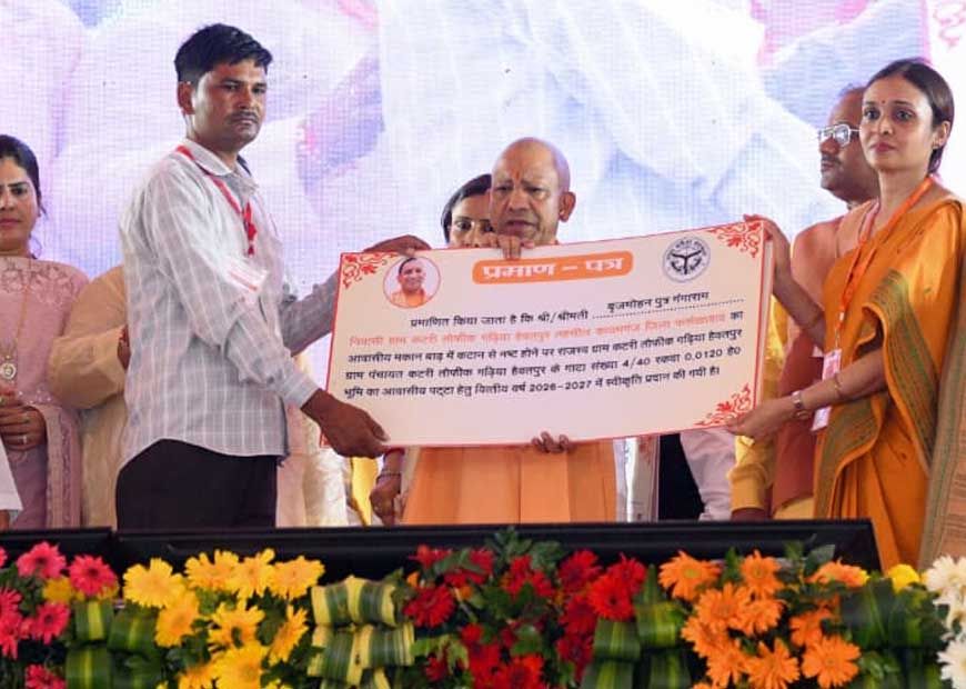 जन्माष्टमी से पहले मुख्यमंत्री योगी ने उपहारों के माखन से भरी ब्रजवासियों की ‘मटकी’