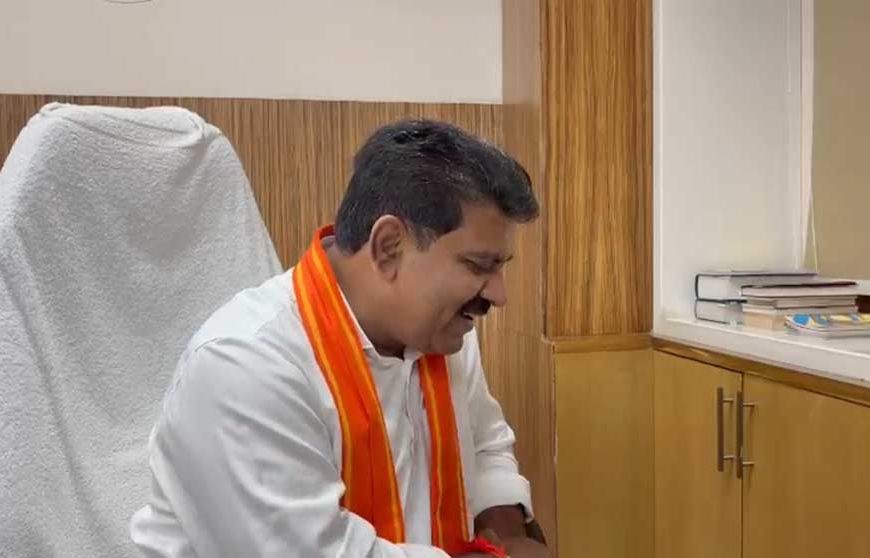 कवर्धा मेडिकल कॉलेज में प्रवेश लेने वाले जिले के प्रथम छात्र हिमांशु को उप मुख्यमंत्री  विजय शर्मा ने फोन कर दी बधाई एवं शुभकामनाएं