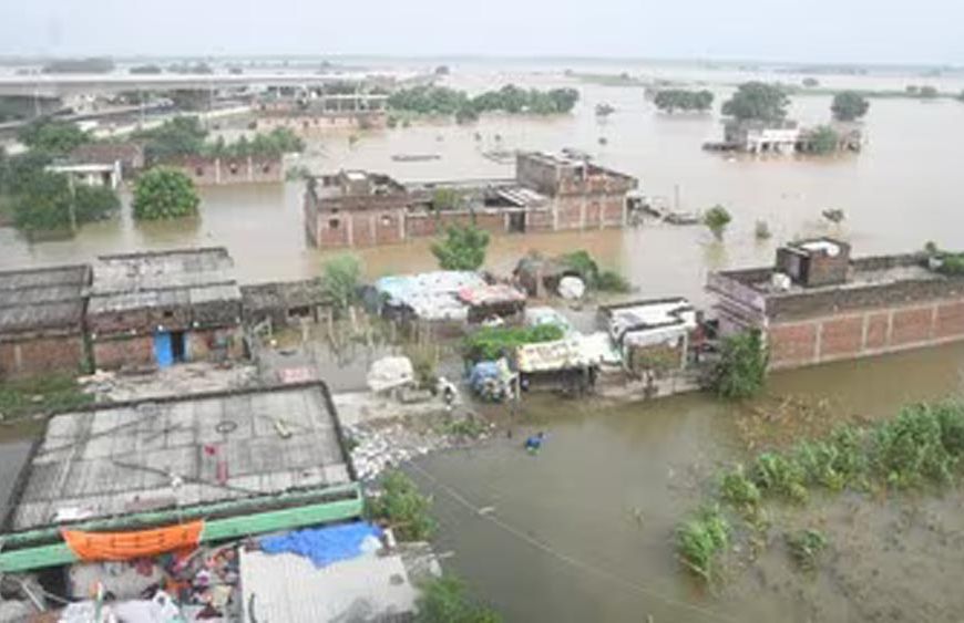 पटना में बाढ़ का हाहाकार! खतरे के निशान से 2 मीटर ऊपर गंगा, डूबे सैकड़ों घर