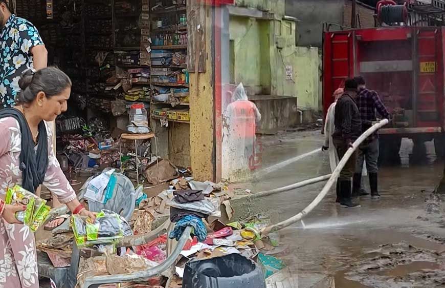 चित्रकूट में बाढ़ के 5 दिन बाद दिखी तबाही, घर-दुकानों में कीचड़; सैकड़ों गृहस्थियां बर्बाद