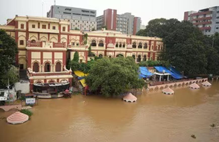 बिहार के 8 जिलों में बाढ़ का अलर्ट, पटना के शहरी इलाकों में घुसा पानी