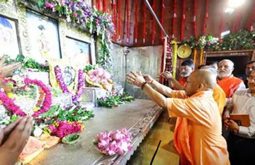 जन्माष्टमी पर मथुरा पहुंचे CM योगी, श्रीकृष्ण जन्मस्थान में किया पूजन; श्रद्धालुओं पर बरसाए फूल