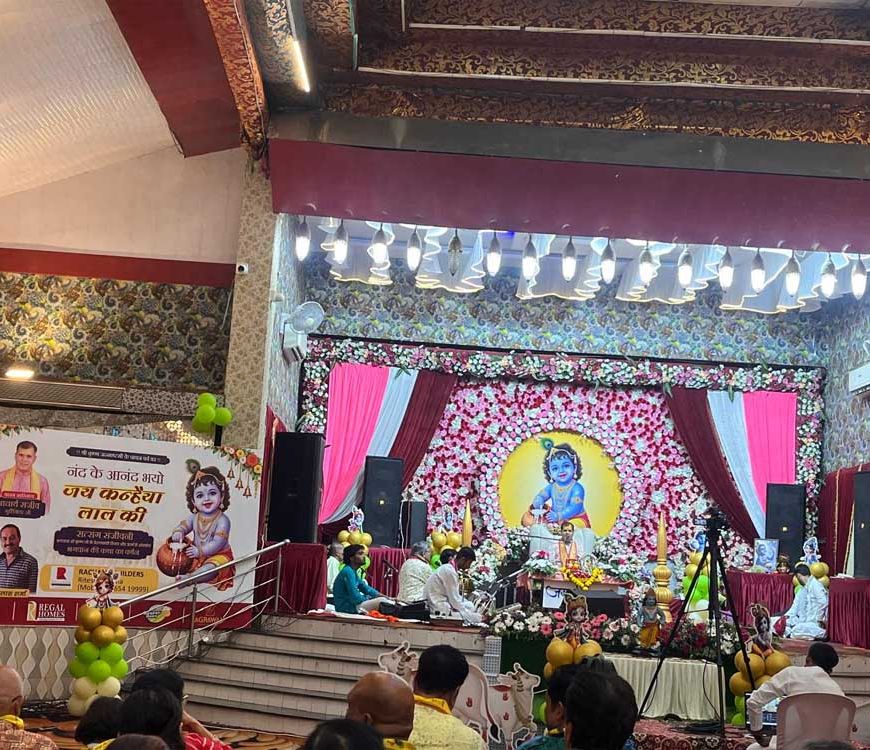 ‘सत्संग संजीवनी’ में गूंजा श्रीकृष्ण भक्ति का संदेश, वृंदावन के कलाकारों ने प्रस्तुत कीं भगवान की दिव्य लीलाएं