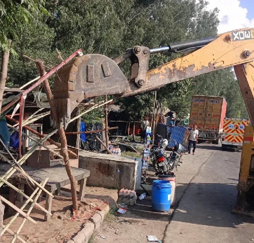 करनाल में NH-44 पर NHAI का अतिक्रमण विरोधी अभियान, हटाए अवैध कब्जे