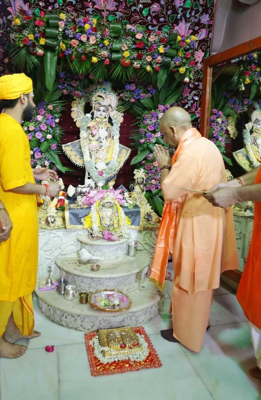 श्रीकृष्ण जन्माष्टमी पर जन्मभूमि पहुंचे सीएम योगी, चांदी से सजे गर्भगृह में किए ‘लाला’ के दर्शन