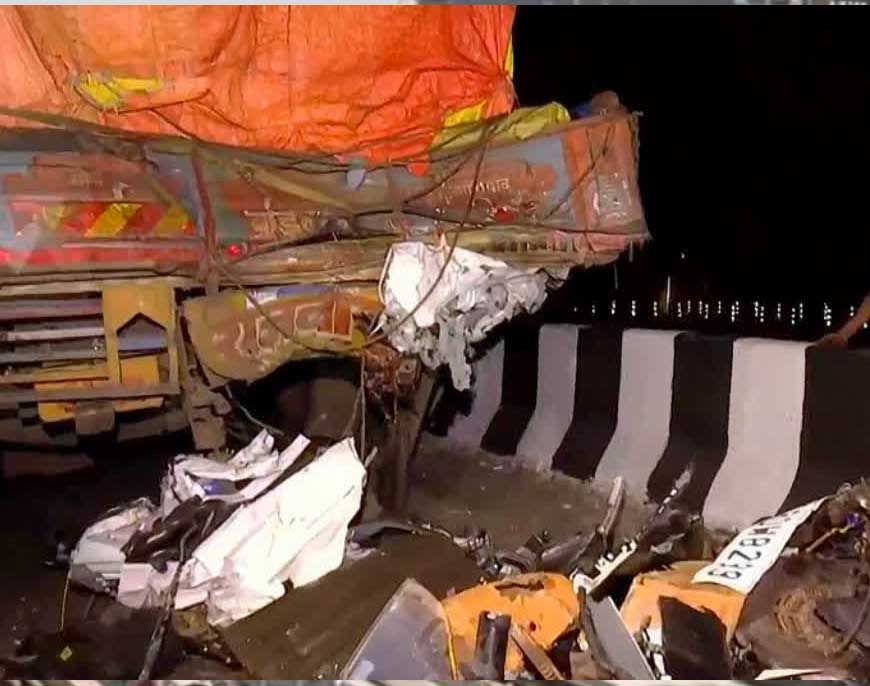 केरल के त्रिशूर में दर्दनाक हादसा, खड़े ट्रक से टकराई कार; 8 इंजीनियरिंग छात्रों की मौत