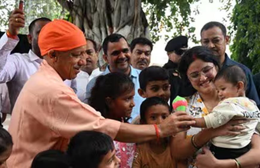 जन्माष्टमी के बाद बच्चों से मिले CM योगी, चॉकलेट-खिलौने पाकर खिल उठे मासूमों के चेहरे