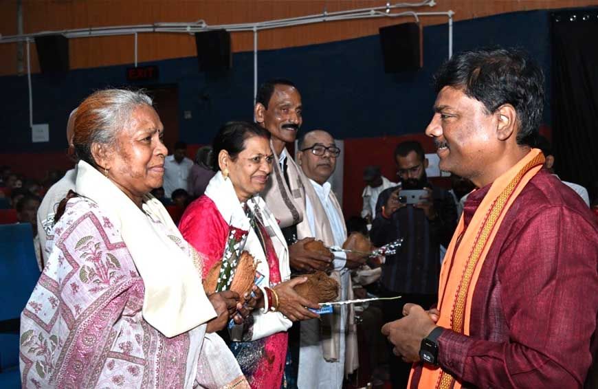 मुख्यमंत्री शिक्षा गौरव अलंकरण समारोह- वन मंत्री केदार कश्यप ने सेवानिवृत्त शिक्षकों और शिक्षा दूतों को किया सम्मानित