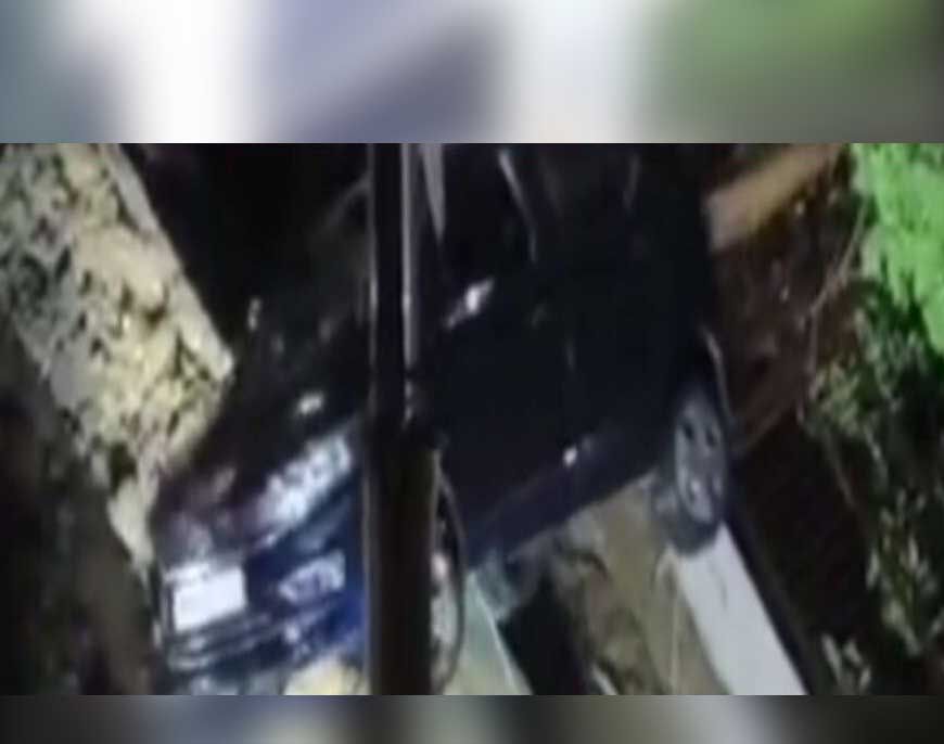 भोपाल में जमीन धंसी, कई कारें दबीं; 8 मंजिला बिल्डिंग की नींव पर भी मंडराया खतरा
