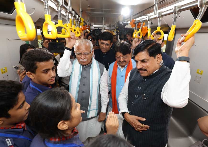 मुख्यमंत्री डॉ. यादव, केन्द्रीय मंत्री मनोहर लाल, मंत्री विजयवर्गीय ने हरी झंडी दिखाकर इंदौर मेट्रो ट्रेन को किया रवाना