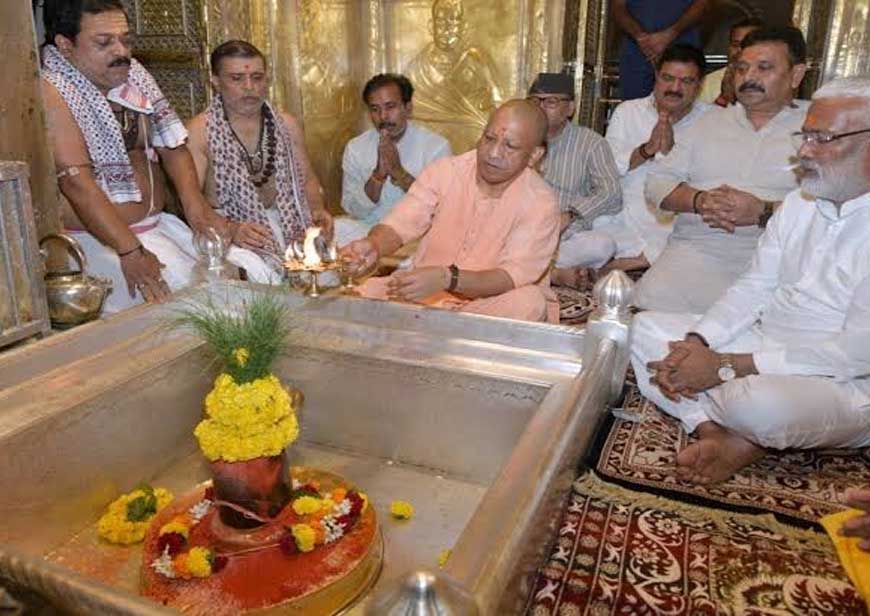 मुख्यमंत्री ने कालभैरव और बाबा विश्वनाथ की चौखट पर मत्था टेका
