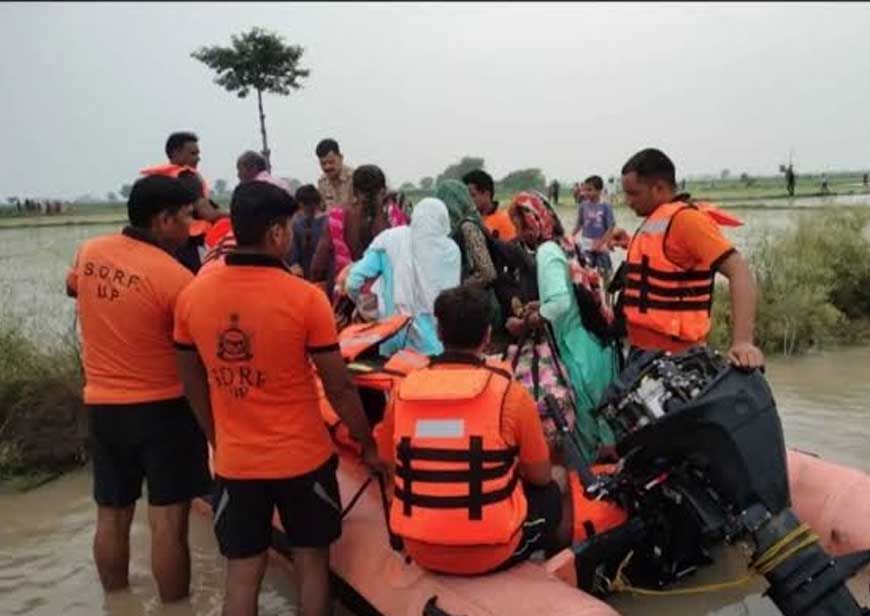 बाढ़ में योगी सरकार का राहत अभियान तेज, 19 हजार से ज्यादा लोगों को सुरक्षित स्थानों पर पहुंचाया