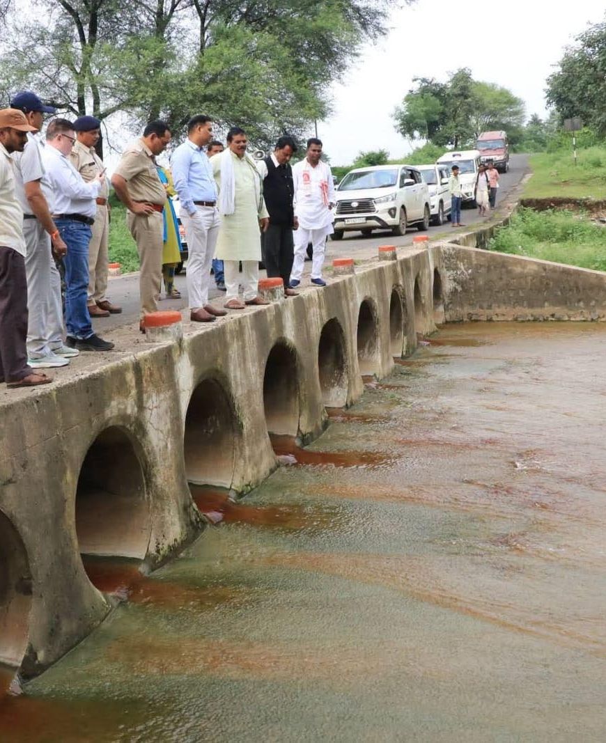 प्रदूषित जल के प्रभाव एवं समाधान के लिए कलेक्टर-एसपी ने किया मेघनगर क्षेत्र का निरीक्षण