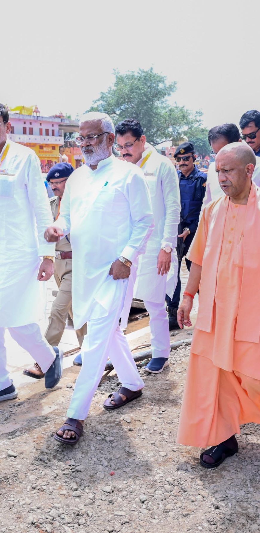 चित्रकूट में सीएम योगी ने बाढ़ पीड़ितों के घावों पर लगाया मरहम, बांटी राहत सामग्री, ढहे मकानों के लिए दिए चेक