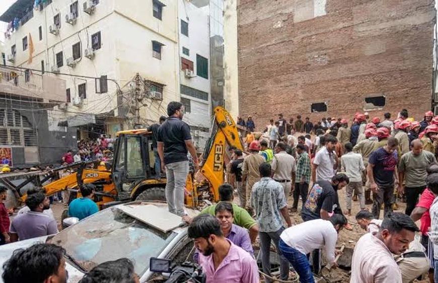 दिल्ली के सत्य निकेतन में 5 मंजिला इमारत भरभराकर गिरी, 6 की मौत; CCTV में कैद हुआ हादसा
