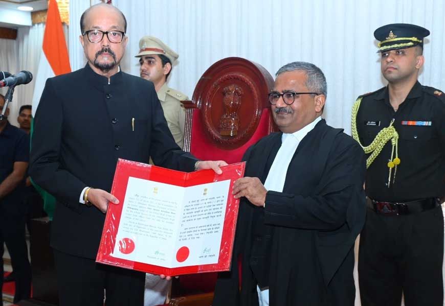 राज्यपाल डेका ने न्यायाधिपति कृष्न राम महापात्र को छत्तीसगढ़ उच्च न्यायालय के मुख्य न्यायाधीश पद की दिलाई शपथ