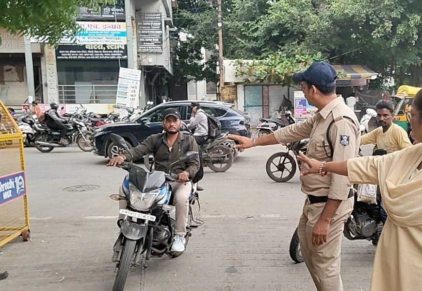 इंदौर में बिना हेलमेट ऑफिस पहुंचना पड़ा भारी! कलेक्टर ने कर्मचारियों को वापस लौटाया